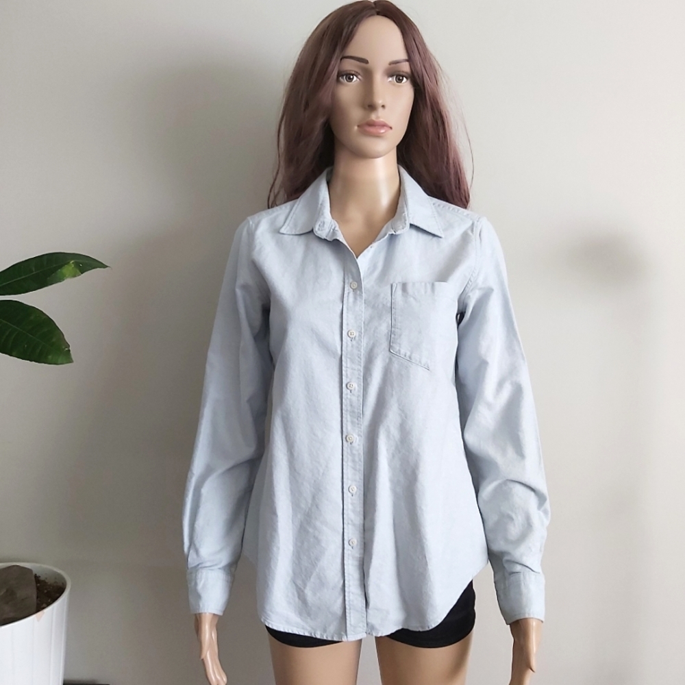 Fossil light blue chambray button down shirt long sleeves